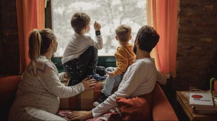 Auch ohne voll aufgedrehte Heizung kann es drinnen warm sein, selbst wenn draußen Schnee fällt. Zum Beispiel mit der richtigen Gebäudedammung.