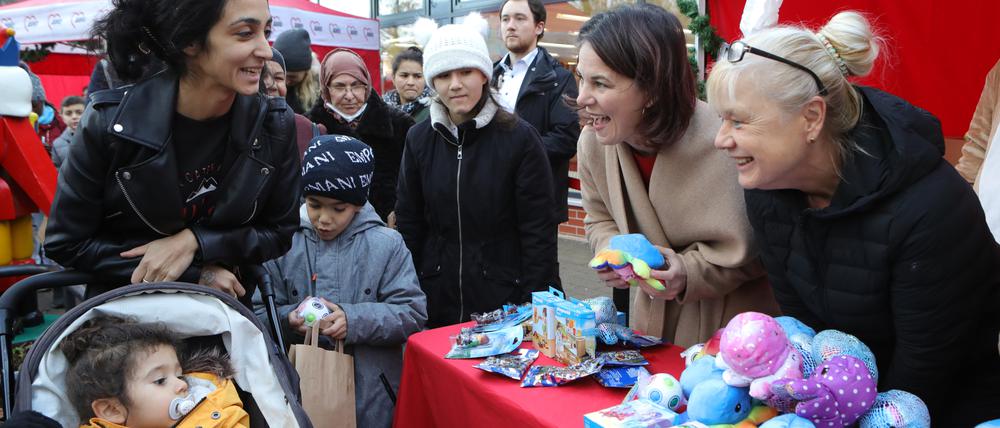 Isic Mujesira und ihre Kinder wurden von Annalena Baerbock und Awo-Vorstandschefin Angela Schweers beschenkt. 