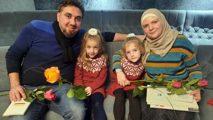 Raed Jemo (l.) und Kamar Dabbagh mit ihren Töchtern Diaa und Faten.