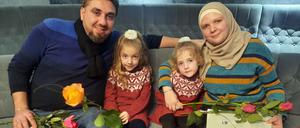 Raed Jemo (l.) und Kamar Dabbagh mit ihren Töchtern Diaa und Faten.