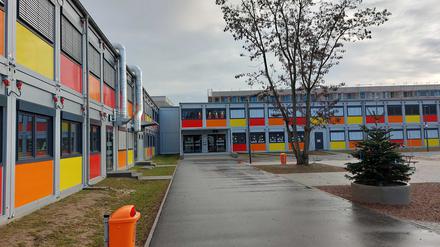 Die Containerschule in der Teltower Vorstadt wird wegen Verzögerung des Schulneubaus länger als geplant genutzt werden müssen.