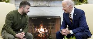 Joe Biden (r), Präsident der USA, spricht mit Wolodymyr Selenskyj, Präsident der Ukraine, im Oval Office des Weißen Hauses.