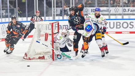 Unter Druck. Juho Markkanen im Tor der Berliner hatte es schwer beim Spiel in Wolfsburg.
