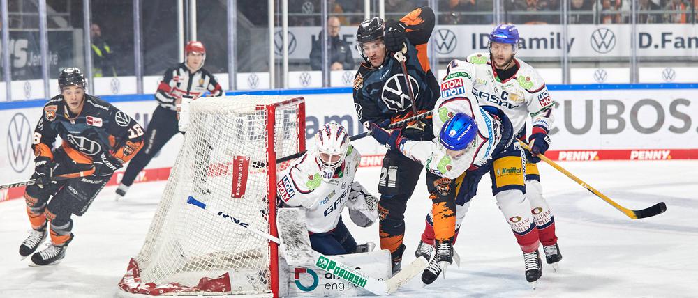 Unter Druck. Juho Markkanen im Tor der Berliner hatte es schwer beim Spiel in Wolfsburg.