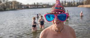 Ins Blaue: Mitglieder des Vereins „Berliner Seehunde“ beim alljährlichen  Neujahrsbaden im Orankesee. 