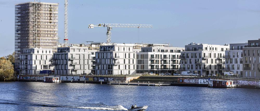 Waterkant Berlin Berlin, 23.10.2021 - Blick auf Neubauten der Waterkant im Berliner Stadtteil Spandau. Am Ufer der Oberhavel, im Spandauer Stadtteil Haselhorst, entsteht der neue Stadtteil WATERKANT Berlin. Berlin Berlin Deutschland *** Waterkant Berlin Berlin, 23 10 2021 View of new buildings of the Waterkant in the Berlin district of Spandau On the banks of the Oberhavel, in the Spandau district of Haselhorst, the new district WATERKANT Berlin Berlin Germany is being built