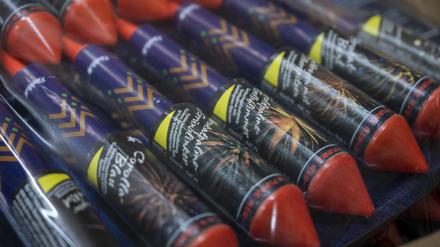 In einem Lager eines Ladengeschäfts für Dekoartikel in Berlin liegen Feuerwerksraketen in einem Karton.