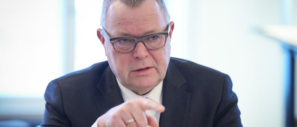 Michael Stübgen (CDU), Minister des Innern und für Kommunales, spricht während eines Interviews mit der dpa.