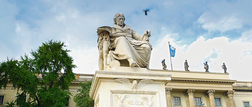 Die Statue Wilhelm von Humboldts thront vor der Humboldt-Universität zu Berlin.