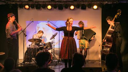 Bei den Klezmer Sessions des Shtetl Berlin singen und musizieren jiddische Musiker:innen miteinander.