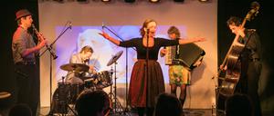 Bei den Klezmer Sessions des Shtetl Berlin singen und musizieren jiddische Musiker:innen miteinander.