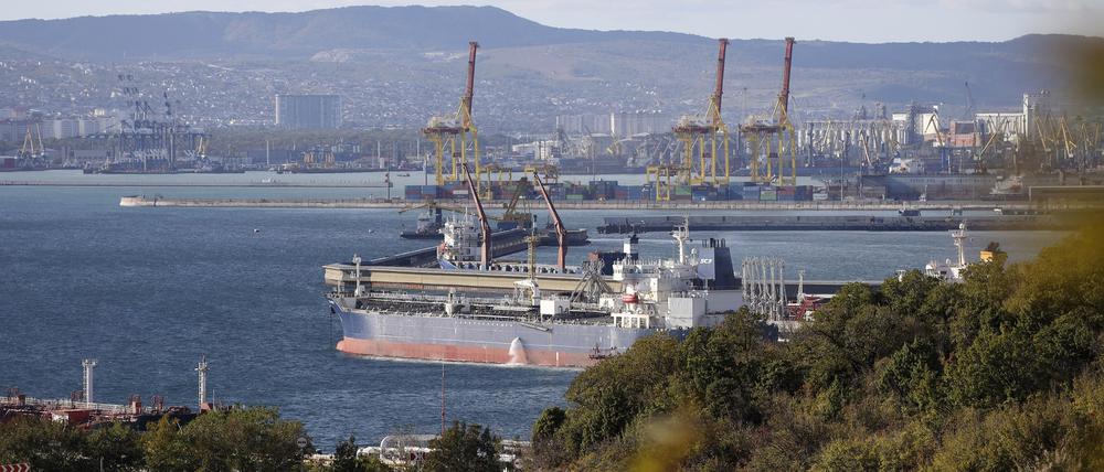 Ein Öltanker liegt in einem russischen Hafen.