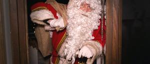 Für Weihnachtsmann Hans wichtig: Der Bart muss richtig sitzen. 