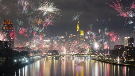 Das neue Jahr wird am Main mit Feuerwerk vor der Banken-Skyline begrüßt.