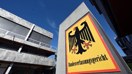 ARCHIV - 15.06.2022, Baden-Württemberg, Karlsruhe: Ein Hinweisschild mit Bundesadler und dem Schriftzug «Bundesverfassungsgericht», aufgenommen vor dem Bundesverfassungsgericht. (zu dpa «Karlsruhe: Mordverdächtiger im Fall Frederike bleibt auf freiem Fuß») Foto: Uli Deck/dpa +++ dpa-Bildfunk +++