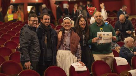 Spanien, Weihnachtslotterie El Gordo: Mehrere kostümierte Menschen zum Start der Ziehung.