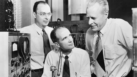 J,ohn Bardeen, William Shockley, Walter Brattain (v.l.), zeitgenössisches P.R.-Foto der Bell Labs.