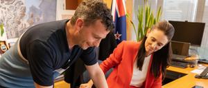 Jacinda Ardern und der Oppositionspolitiker David Seymour unterzeichnen das Protokoll.