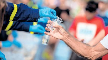 Während eines Ausdauerlaufs sollte man nicht zu viel trinken.