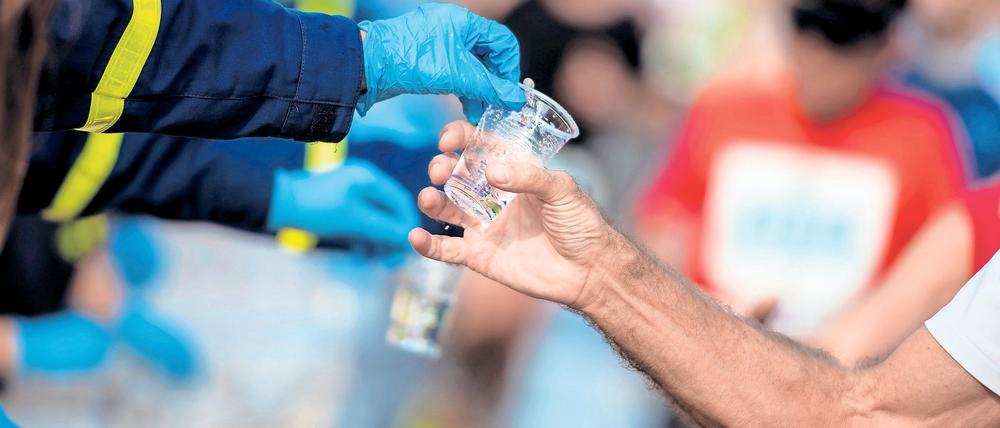 Während eines Ausdauerlaufs sollte man nicht zu viel trinken.