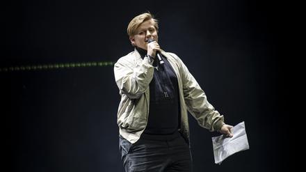 Sebastian „EL Hotzo“ Hort spricht bei der Verleihung des Preis für Popkultur auf der Bühne. Die vom Verein zur Förderung der Popkultur vergebene Auszeichnung wird zum sechsten Mal verliehen.