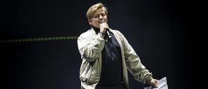 Sebastian „EL Hotzo“ Hort spricht bei der Verleihung des Preis für Popkultur auf der Bühne. Die vom Verein zur Förderung der Popkultur vergebene Auszeichnung wird zum sechsten Mal verliehen.