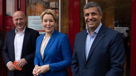 Franziska Giffey und Raed Saleh (rechts) mit Kai Wegner (links) vor der Berliner SPD- Parteizentrale.