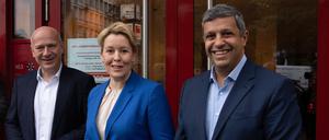 04.10.2021, Berlin: Vor Beginn der Sondierungsgespräche stellen sich die SPD-Spitze Franziska Giffey und Raed Saleh (r) mit dem CDU-Vorsitzenden Kai Wegner (l) vor der Berliner SPD- Parteizentrale den Journalisten und Fotografen. Foto: Paul Zinken/dpa +++ dpa-Bildfunk +++