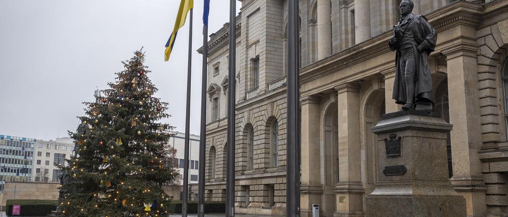 schiefer Weihnachtsbaum vor dem Abgeordnetenhaus am 22.12.2022
