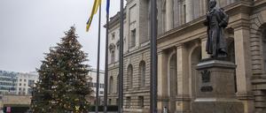 schiefer Weihnachtsbaum vor dem Abgeordnetenhaus am 22.12.2022