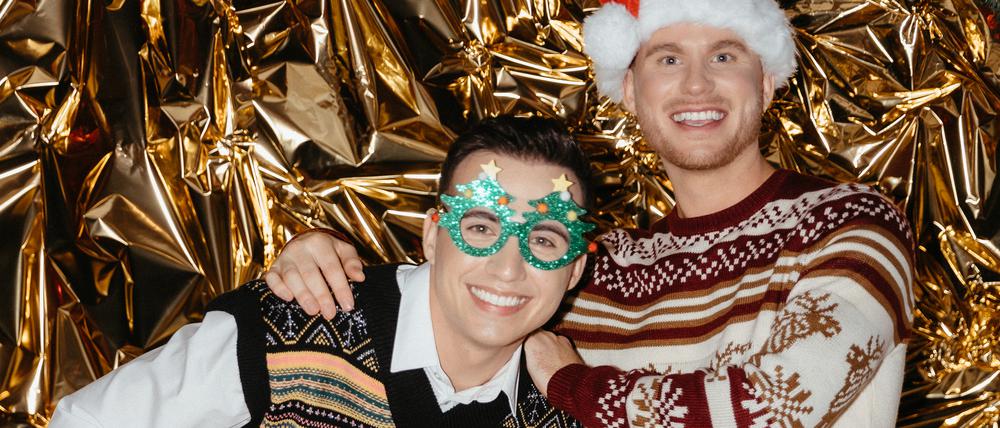 John Riot und Mitchy Katawazi in ihrem Musikvideo zu „Santa Sorry“.