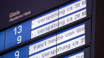 ARCHIV - 11.06.2019, Baden-Württemberg, Stuttgart: Auf einer Anzeigetafel am Hauptbahnhof werden bei mehreren Zugverbindungen Verspätungen angezeigt. (zu dpa: ««Sinnloser Tag»: Bahn-Chaos verhindert Esslinger Wasserballspiel») Foto: Fabian Sommer/dpa +++ dpa-Bildfunk +++