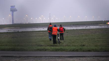 Klimaaktivisten der letzten Generation auf dem Flughafen BER
