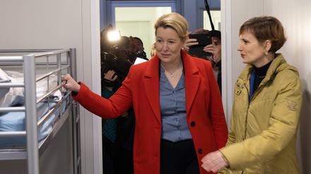 Franziska Giffey, Regierende Bürgermeisterin Berlins und Katja Kipping, Senatorin für Integration, Arbeit und Soziales, inspizieren die Ausstattung eines Wohncontainers, der für Flüchtlinge aufgestellt wurde.