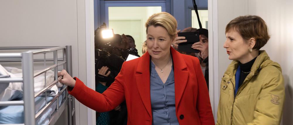 Franziska Giffey, Regierende Bürgermeisterin Berlins und Katja Kipping, Senatorin für Integration, Arbeit und Soziales, inspizieren die Ausstattung eines Wohncontainers, der für Flüchtlinge aufgestellt wurde.