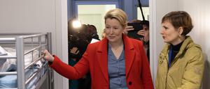 Franziska Giffey, Regierende Bürgermeisterin Berlins und Katja Kipping, Senatorin für Integration, Arbeit und Soziales, inspizieren die Ausstattung eines Wohncontainers, der für Flüchtlinge aufgestellt wurde.