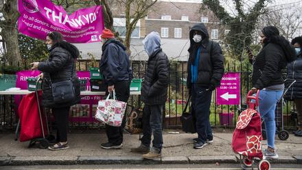 Verteilstelle. Menschen in London stehen Schlange für Lebensmittel.