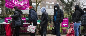 Verteilstelle. Menschen in London stehen Schlange für Lebensmittel. 