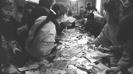 Am 4. Dezember 1989 besetzen Menschen die Erfurter Stasi-Zentrale. 