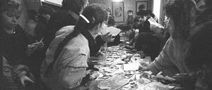 Am 4. Dezember 1989 besetzen Menschen die Erfurter Stasi-Zentrale.