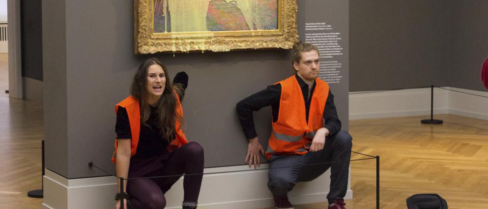 Aktivisten der „Letzten Generation“ attackierten im Oktober ein Gemälde im Museum Barberini und klebten sich an eine Wand fest.