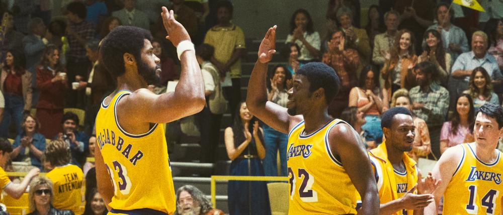 Szene aus der Serie „Winning Time: Aufstieg der Lakers-Dynastie“ über die Ära von Kareem Abdul-Jabbar und „Magic“ Johnson.