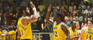 Szene aus der Serie „Winning Time: Aufstieg der Lakers-Dynastie“ über die Ära von Kareem Abdul-Jabbar und „Magic“ Johnson.