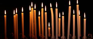  Kerzen vor schwarzem Hintergrund.