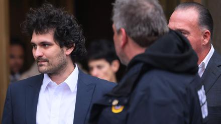 FTX-Gründer Sam Bankman-Fried verlässt das Gericht in Manhattan nach seiner Anklageerhebung und Kautionsverhandlung am 22. Dezember 2022 in New York City.