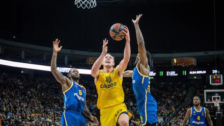 Luke Sikma (Mitte) zeigte mit Alba ein starkes Spiel.