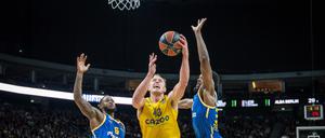 Luke Sikma (Mitte) zeigte mit Alba ein starkes Spiel. 