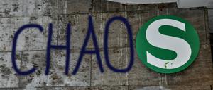 Bildnummer: 54797679 Datum: 09.01.2011 Copyright: imago/Steinach
S-Bahnlogo und Chaosgraffiti, Logo, S-Bahn, Bahn, DB, Deutsche Bahn, Graffiti, Chaos, Verspätung, Zugausfall Gesellschaft Verkehr Bahn S Sbahn ÖPNV Symbolfoto Wetterchaos Chaos kbdig xdp 2011 quer o0 Berlin kurios Komik
Bildnummer 54797679 Date 09 01 2011 Copyright Imago Steinach S Rail logo and Chaos graffiti emblem S Railway Railway DB German Railway Graffiti Chaos Delay Cancellation Society Traffic Railway S SBahn Public transport Symbolic image Weather chaos Chaos Kbdig XDP 2011 horizontal o0 Berlin funny comic
