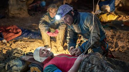 In 1000 Meter Tiefe liegt der verletzte Höhlenforscher (Roland Silbernagl).