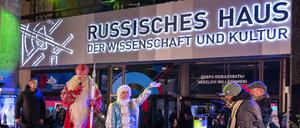 Ein russisches Väterchen Frost und seine Enkelin Snegurotschka (Schneemädchen) kommen zum Anzünden der Lichter am Weihnachtsbaum vor das Russische Haus der Wissenschaft und Kultur. +++ dpa-Bildfunk +++